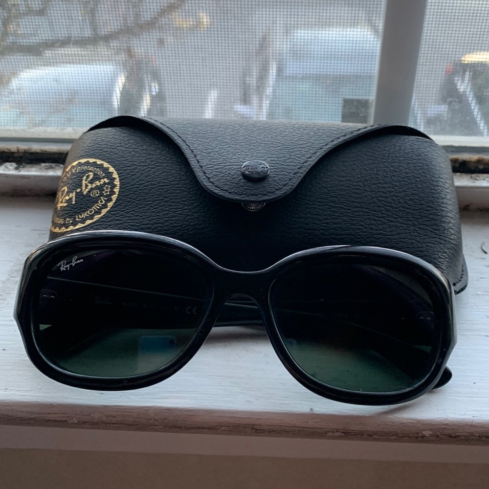 Ray Ban feminine sunglasses. Audrey Hepburn vibes!